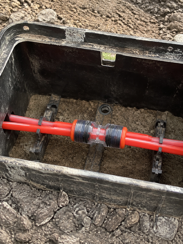 Telecom handhole environment for microduct coupler service