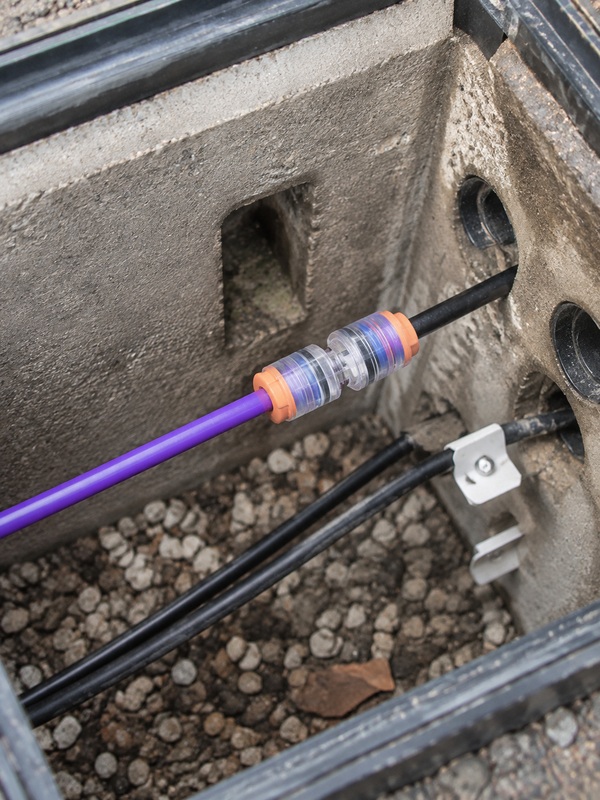 Air-blown fiber equipment for pressure testing a reducer connector